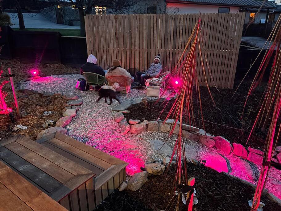 Alpine Chalet - Views, Fire-Pit, Central, Cosy Wanaka Exterior foto